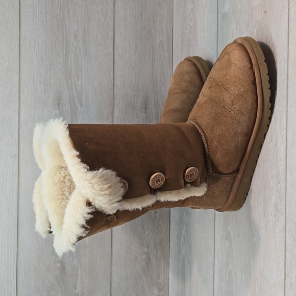 Ugg Australia Women 1962Y Tall Button 3 Leather Sheepskin Boots shoes sz 6 - Picture 1 of 15
